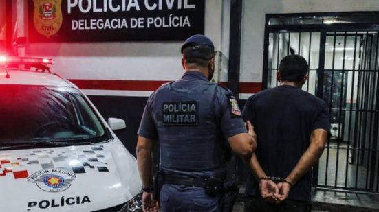 Operação da Polícia Militar resultou na prisão de um homem e na apreensão de drogas em Jardim Veneza, Peruíbe, após denúncias anônimas - Foto: Divulgação/ 29° BPMI