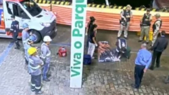 Um homem morreu após cair da passarela que liga Santos a Vicente de Carvalho, em um ponto movimentado da cidade - Foto: Reprodução