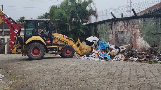 Operação de limpeza no Beira-Mar é parte de estratégia contra descarte irregular de lixo em São Vicente - Foto: Divulgação/ Prefeitura de São Vicente