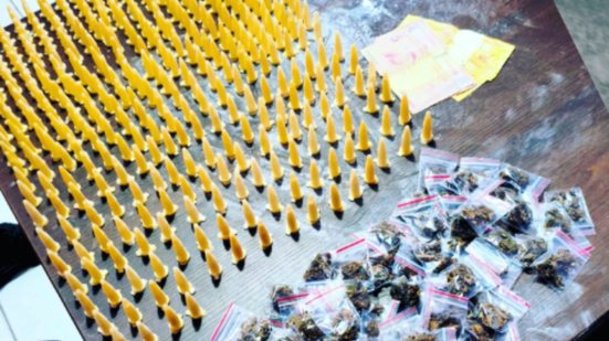 A operação da Polícia Militar resultou na prisão de um homem e na apreensão de drogas em um ponto crítico de tráfico em Peruíbe - Foto: Divulgação/ 29° BPMI