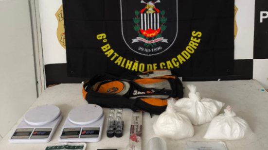 Equipes da Força Tática realizam apreensão significativa de entorpecentes na Zona Noroeste de Santos, destacando a eficácia do patrulhamento - Foto: Divulgação/ 6° BPMI