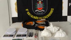 Equipes da Força Tática realizam apreensão significativa de entorpecentes na Zona Noroeste de Santos, destacando a eficácia do patrulhamento - Foto: Divulgação/ 6° BPMI