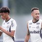 Após desentendimento em treino, Neymar e Robinho Jr. enfrentam sindicância interna no Santos - Foto: Raul Baretta/ Santos FC