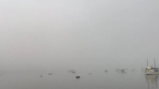 Nevoeiros esparsos podem reduzir visibilidade a menos de um quilômetro, afetando pescadores e navegantes em alto mar - Foto: Reprodução