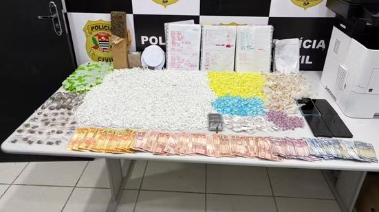Durante a operação, foram apreendidos celulares e materiais para embalar drogas, além de anotações de contabilidade - Foto: Polícia Civil