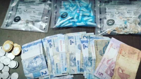 Suspeito tenta fugir, mas é detido com drogas embaladas e dinheiro em mãos - Foto: Divulgação/ 29° BPMI
