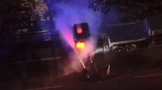 Ocorrência durou cerca de três horas e causou lentidão no trânsito durante a madrugada desta quinta-feira (7) - Imagem: Reprodução / Drone Fox