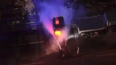 Ocorrência durou cerca de três horas e causou lentidão no trânsito durante a madrugada desta quinta-feira (7) - Imagem: Reprodução / Drone Fox