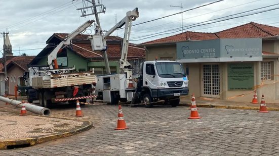 Colisões com a infraestrutura elétrica geram complexas operações de reparo e riscos de eletrocussão para a população - Foto: Divulgação/ CPFL