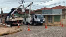 Colisões com a infraestrutura elétrica geram complexas operações de reparo e riscos de eletrocussão para a população - Foto: Divulgação/ CPFL