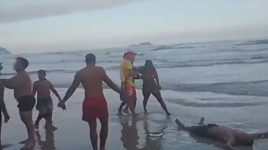 Um guarda-vidas de 20 anos foi agredido por turistas após desentendimento sobre salvamento - Imagem: Reprodução