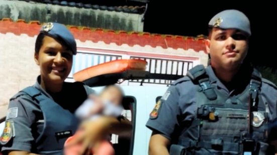 Policiais militares agem rapidamente e salvam recém-nascida engasgada em Itanhaém, demonstrando a importância do treinamento em primeiros socorros - Foto: Divulgação/ 29° BPMI