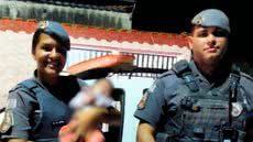 Policiais militares agem rapidamente e salvam recém-nascida engasgada em Itanhaém, demonstrando a importância do treinamento em primeiros socorros - Foto: Divulgação/ 29° BPMI