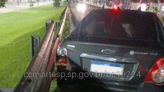 Condutor da moto teria tentado encurtar trajeto antes de colidir com carro na altura do Mercadão Atacadista - Imagem: Reprodução
