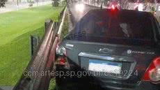 Condutor da moto teria tentado encurtar trajeto antes de colidir com carro na altura do Mercadão Atacadista - Imagem: Reprodução
