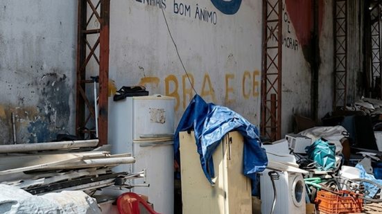 Estabelecimento no Centro de Santos é autuado por 'gato' de energia e objetos suspeitos - Imagem: Reprodução