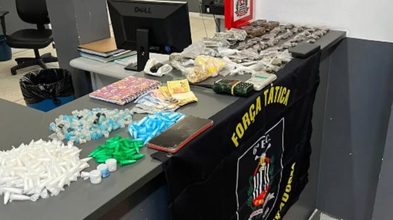Ação da Força Tática resulta em apreensão de 1,6 kg de drogas e materiais utilizados no tráfico em área de risco - Foto: Reprodução