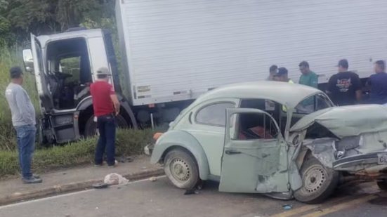 Caminhão a 100 km/h atinge carro de idosos em rodovia de Jacupiranga - Imagem: Reprodução