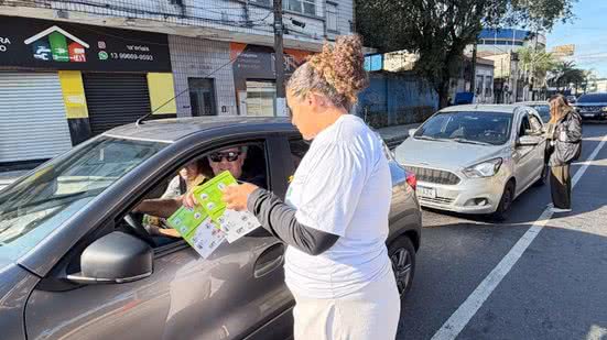 Campanha Faixa Viva em Santos completa 15 anos com 10.152 veículos adesivados, promovendo segurança no trânsito durante o Maio Amarelo - Foto: Divulgação/ Prefeitura de Santos