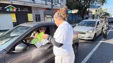 Campanha Faixa Viva em Santos completa 15 anos com 10.152 veículos adesivados, promovendo segurança no trânsito durante o Maio Amarelo - Foto: Divulgação/ Prefeitura de Santos