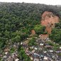 Durante patrulhamento, PM encontra corpo e drogas em esconderijo no Morro do Macaco; investigação está em andamento - Foto: Reprodução/ AT