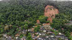 Durante patrulhamento, PM encontra corpo e drogas em esconderijo no Morro do Macaco; investigação está em andamento - Foto: Reprodução/ AT