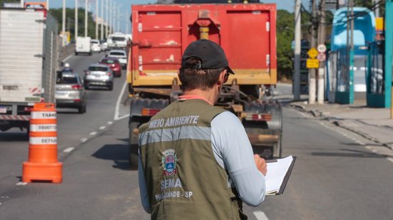 Descarte clandestino de entulho gera danos ao meio ambiente e fiscalização é essencial para proteger áreas de preservação - Foto: Divulgação/ Prefeitura de Praia Grande