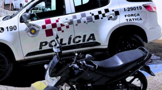 A motocicleta Mottu Sport 110i foi encontrada escondida em uma residência, evidenciando um esquema de receptação - Foto: Divulgação/ 29° BPMI