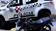 A motocicleta Mottu Sport 110i foi encontrada escondida em uma residência, evidenciando um esquema de receptação - Foto: Divulgação/ 29° BPMI