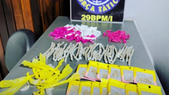 A operação da PM resultou na prisão de dois homens e na apreensão de drogas em Itanhaém, reforçando o combate ao tráfico na região - Foto: Divulgação/ 29° BPMI