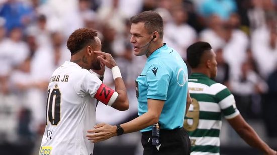 Desentendimento entre comissão técnica e árbitros gera caos no segundo tempo da partida do Campeonato Brasileiro - Foto: Reuters