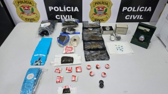 O apartamento funcionava como base para o tráfico, com porções de maconha de alto valor e equipamentos para a comercialização - Foto: Divulgação/ Polícia Civil