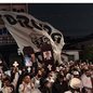 Durante a votação, a torcida santista protestou na frente da Vila Belmiro - Foto: Matheus Meza