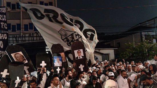 Durante a votação, a torcida santista protestou na frente da Vila Belmiro - Foto: Matheus Meza