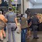Operação no bairro Ponta da Praia apreendeu cocaína, lança-perfume, 14 celulares e até máquina de cartão de crédito - Imagem: Reprodução