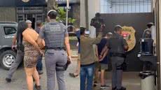 Operação no bairro Ponta da Praia apreendeu cocaína, lança-perfume, 14 celulares e até máquina de cartão de crédito - Imagem: Reprodução