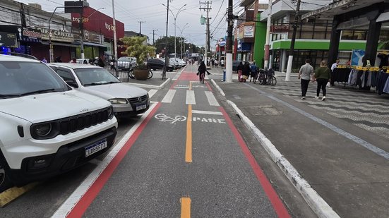 Prefeitura de Guarujá finaliza revitalização da sinalização na Avenida Thiago Ferreira, aumentando a segurança viária e organizando o trânsito - Foto: Divulgação/ Prefeitura de Guarujá
