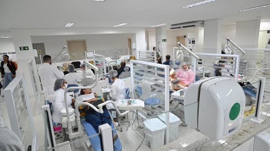 Estudantes e professores realizam triagens e tratamentos, proporcionando cuidados essenciais a quem não pode pagar por serviços odontológicos - Foto: Divulgação/ Prefeitura de Santos