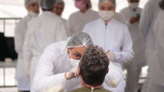 Cidadãos têm acesso a documentos, saúde e apoio social em um único local, facilitando a resolução de pendências e promovendo dignidade - Foto: Divulgação/ Prefeitura de Santos
