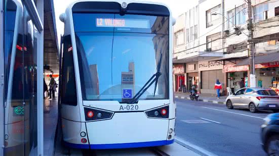 Nova regra punitiva entrou em vigor na segunda-feira (18) para coibir o tráfego irregular de veículos no corredor do bonde - Foto: (Renan Lousada/DL)