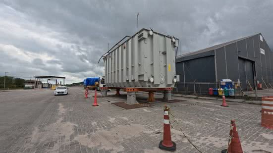 O Porto de São Sebastião conclui a movimentação de um transformador de 845 toneladas, uma das maiores operações logísticas do Brasil - Foto: Reprodução