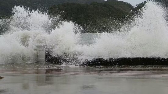 Fenômeno causado por sistema de alta pressão provoca ondas de até 3 metros e maré alta na região costeira - Foto: Silvio Luiz/ Jornal A Tribuna
