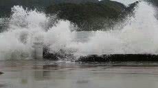 Fenômeno causado por sistema de alta pressão provoca ondas de até 3 metros e maré alta na região costeira - Foto: Silvio Luiz/ Jornal A Tribuna