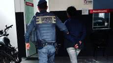Policiais abordaram o suspeito em Mongaguá e descobriram um mandado de prisão em aberto por tráfico de entorpecentes - Foto: Divulgação/ 29° BPMI