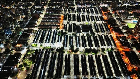 A nova iluminação LED gera economia significativa na conta de energia pública e melhora a segurança nas vias urbanas de Santos - Foto: Divulgação/ Prefeitura de Santos