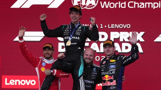 Pódio foi composto por Antonelli, Hamilton e Verstappen - Foto: Reuters