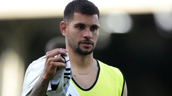 Jogador deixou o campo aos 66 minutos em jogo do Newcastle, mas revelou nas redes sociais que saída foi por precaução - Foto: Jordan Pettitt / Getty Images