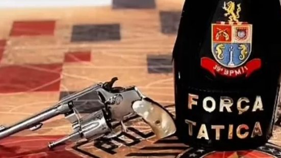 Os detidos enfrentam acusações de porte ilegal de arma, receptação e corrupção de menores, com um menor encaminhado à Fundação CASA - Foto: Reprodução/ Polícia Militar