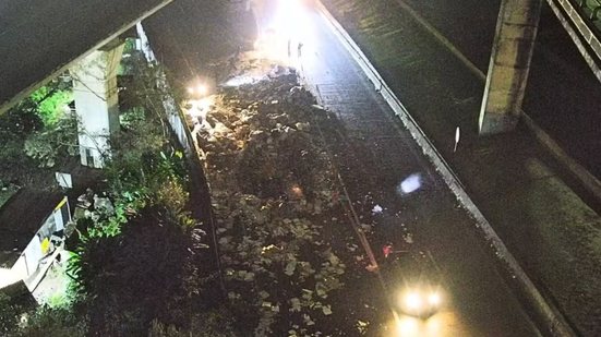 A carreta que transportava pisos perdeu o controle e espalhou a carga, exigindo ação rápida das equipes de socorro na madrugada - Foto: Reprodução/ CCI Artesp