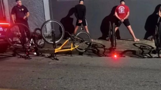 A abordagem ocorreu após suspeita de quatro jovens pedalando juntos, resultando na apreensão de um adolescente e uma bicicleta roubada - Foto: Divulgação/ GCM